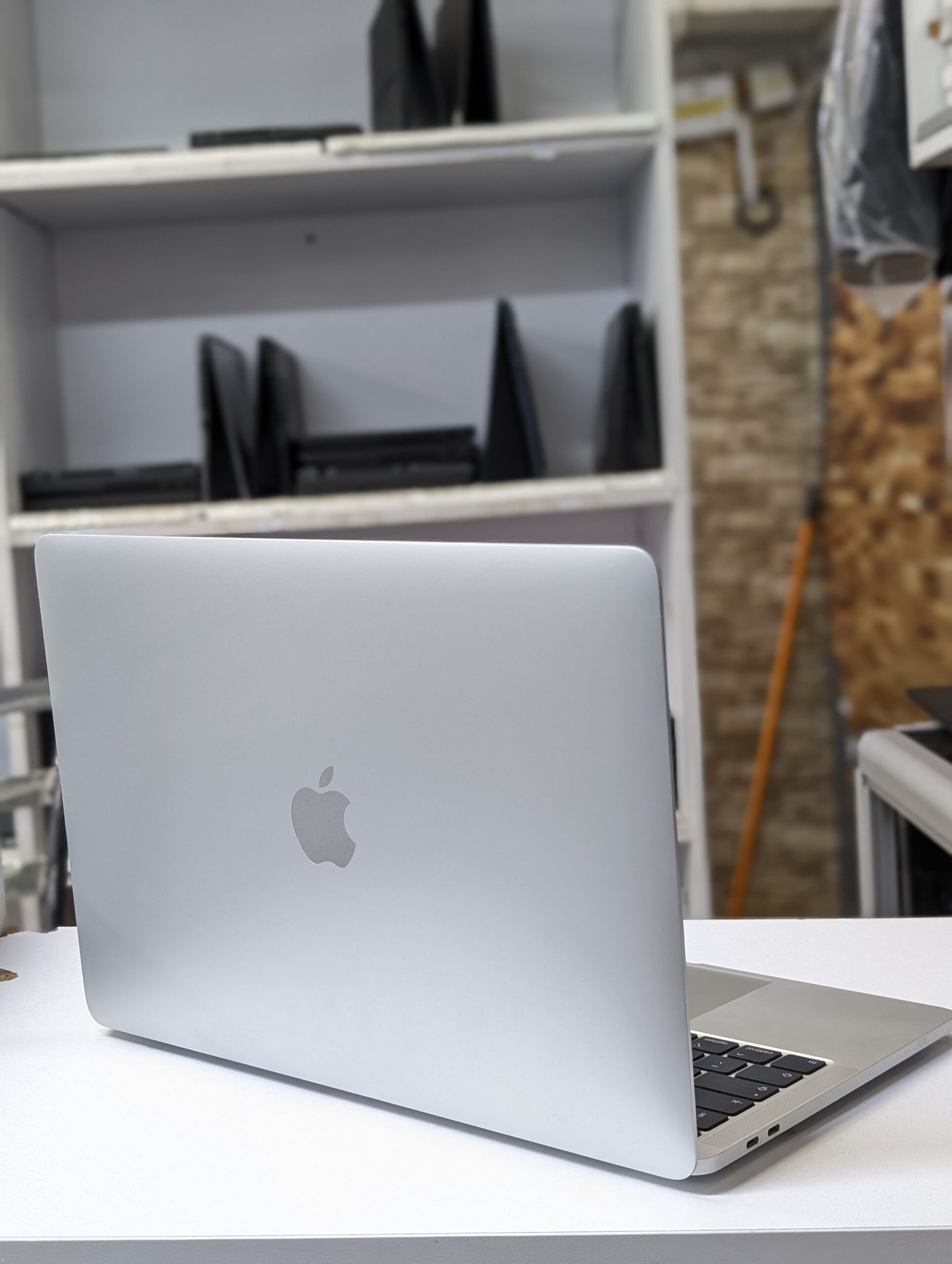 MacBook Pro (2018, A1989) 13.3" Retina Display 8th Gen Intel Core i7 16GB RAM 1TB SSD Intel Iris Plus Graphics 655 Touch Bar 6 Month Warranty ExUK Laptop - Image 3