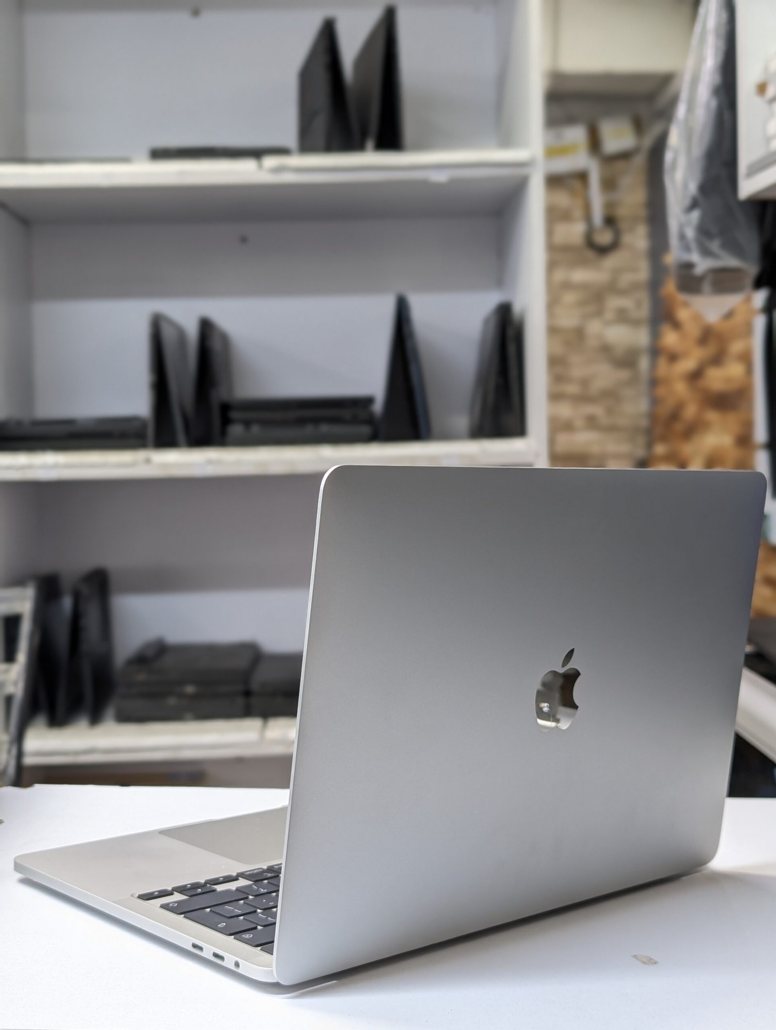 MacBook Pro (2018, A1989) 13.3" Retina Display 8th Gen Intel Core i7 16GB RAM 1TB SSD Intel Iris Plus Graphics 655 Touch Bar 6 Month Warranty ExUK Laptop - Image 4