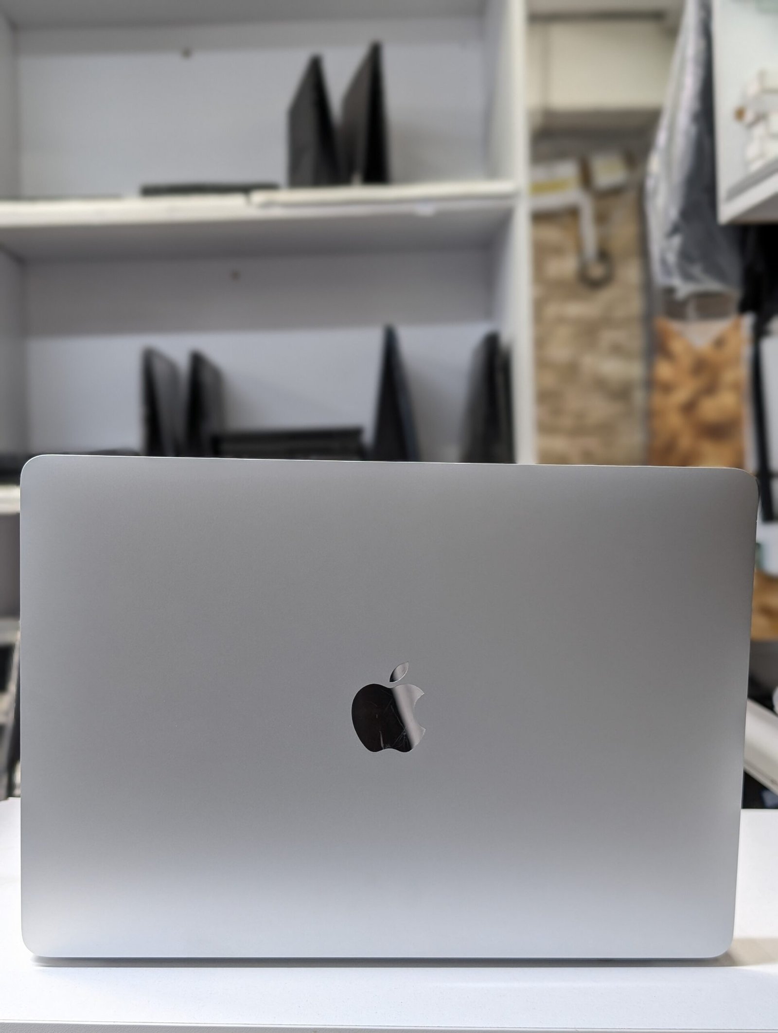 MacBook Pro (2018, A1989) 13.3" Retina Display 8th Gen Intel Core i7 16GB RAM 1TB SSD Intel Iris Plus Graphics 655 Touch Bar 6 Month Warranty ExUK Laptop - Image 5