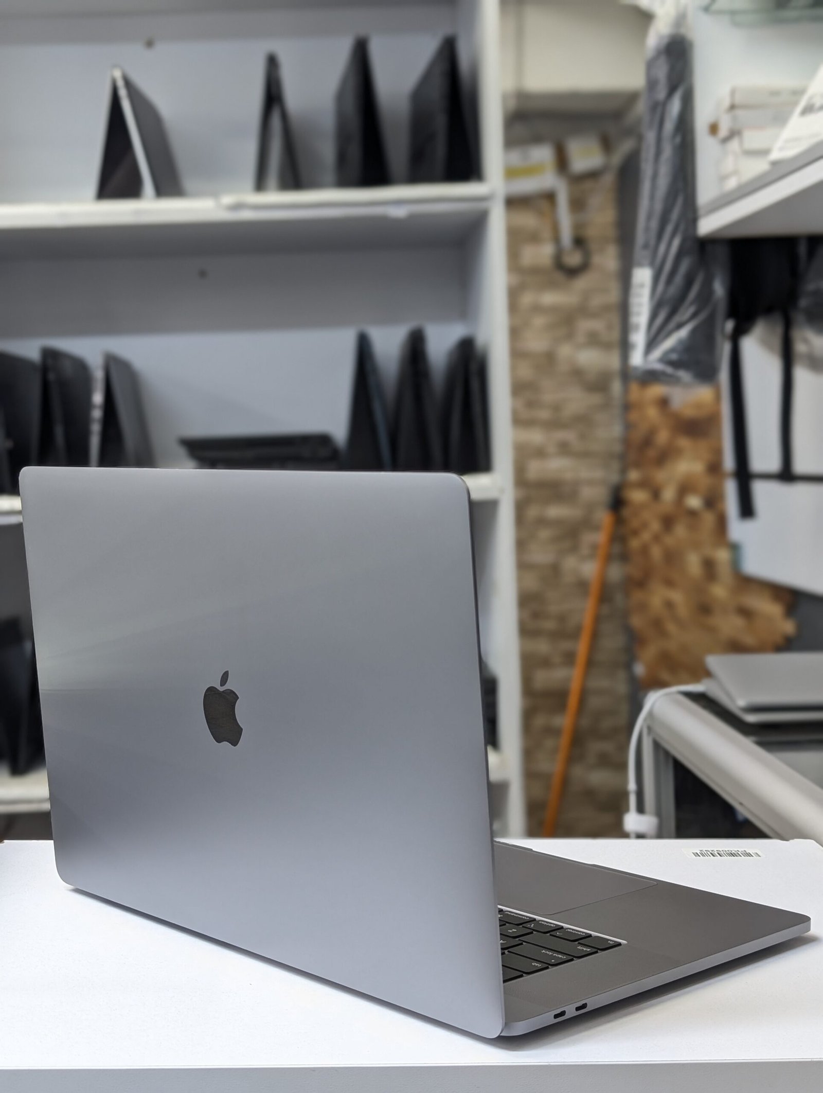Apple MacBook Pro 16-inch (A2141, 2019) Intel Core i9 32GB RAM 500GB SSD 4GB RADEON Graphics - Image 3